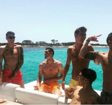Pau Torres with his mates enjoying the vacation in Ibiza.